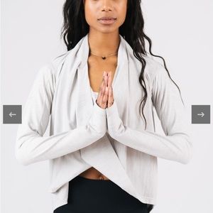 ZYIA Activewear Haze Yoga Shawl Wrap Hooded Thumbholes Light Gray, White. Size S